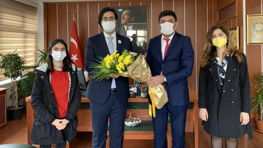 İlcemiz Mehmet Akif İlkokulu Müdürü  Kanser Haftası nedeniyle İlçe Müdürümüzü  ziyaret ederek günün anlam ve önemine binaen kokartlarını takdim etti.
