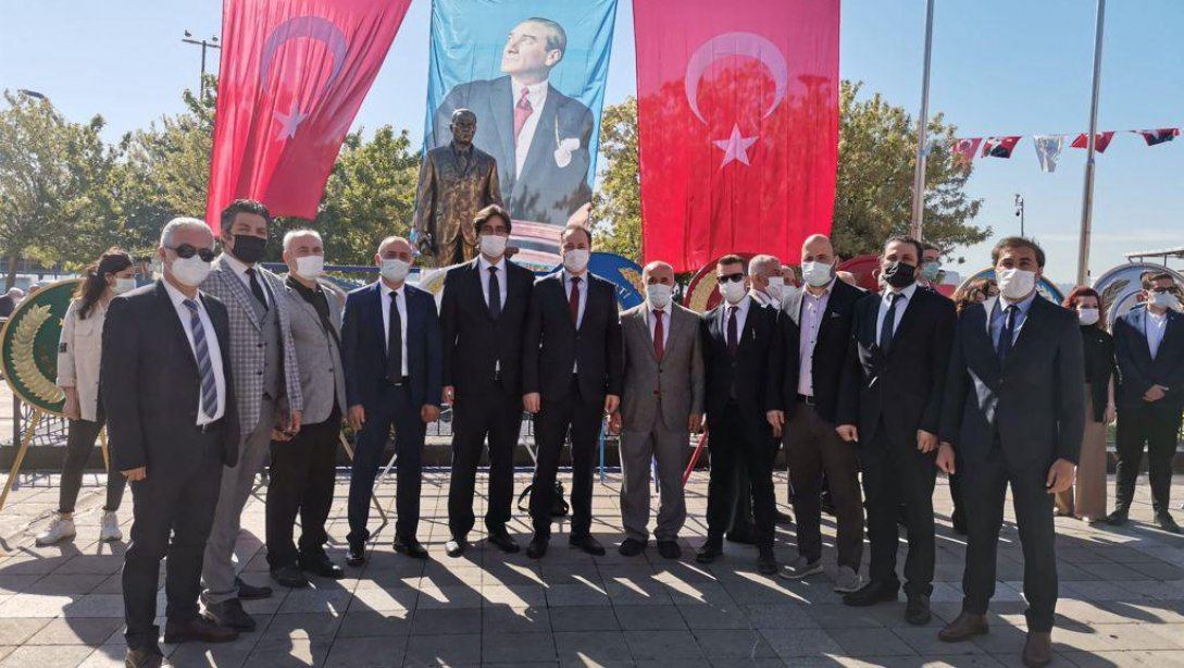 19 Mayıs Atatürk'ü Anma Gençlik ve Spor Bayramı çelenk koyma töreni, İlçe Milli Eğitim Müdürümüz Sayın Hüseyin ÖZCANLAR' ın katılımı ile gerçekleşti.
