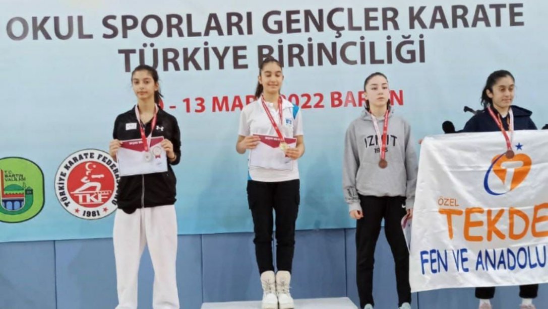 Gençler Karate Şampiyonasında Gençler B grubunda Türkiye 2.'si Sarıyer'den...