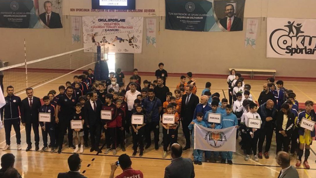 Küçük Erkekler Voleybol Türkiye Müsabakalarında Zekeriyaköy Ortaokulu Voleybol Takımı Türkiye 5.si olarak turnuvaları tamamladı.