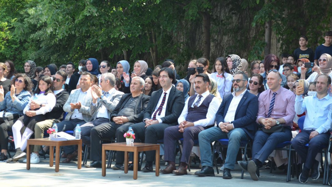 İlçe Milli Eğitim Müdürümüz Sayın Hüseyin ÖZCANLAR ve Şube Müdürlerimizin Katılımı ile 19 Mayıs Atatürk'ü Anma, Gençlik ve Spor Bayramı dolayısı ile program gerçekleştirildi. 
