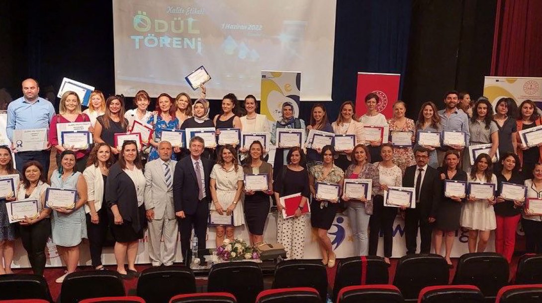 İstanbul İl Milli Eğitim Müdürü Sayın Levent YAZICI'nın katılımıyla gerçekleşen Etwinning Kalite Etiketi Ödül Töreninde Sarıyer ilçesi öğretmenleri belgelerini aldılar. 