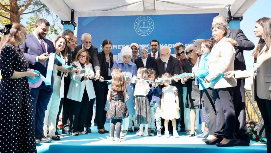 Cumhurbaşkanı Recep Tayyip Erdoğan'ın eşi Hanımefendi Emine Erdoğan ve Millî Eğitim Bakanı  Sayın Mahmut Özer'in katılımıyla Sarıyer Mehmet Tabanca Anaokulu, düzenlenen törenle hizmete açıldı.